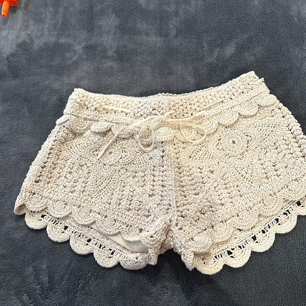 Surf gypsy cream, crochet shorts